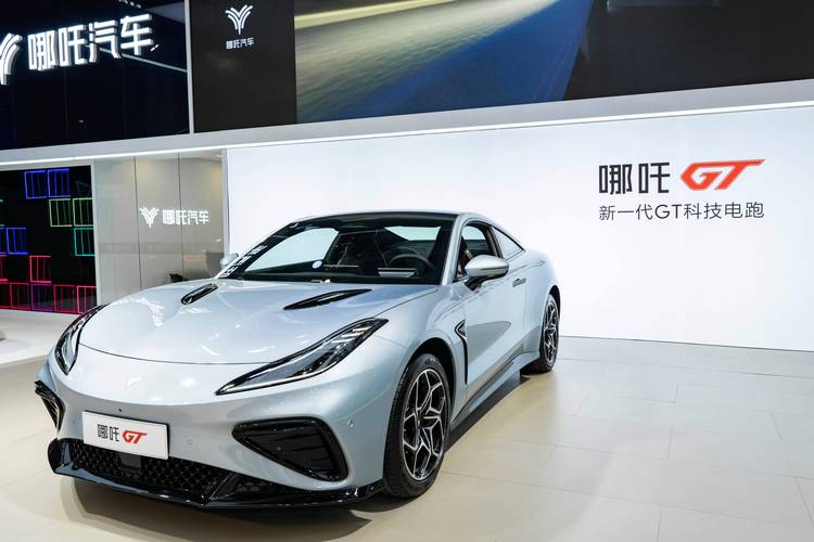 东莞244哪吒汽车在智能汽车领域的表现，领途汽车在新能源汽车市场中的影响力